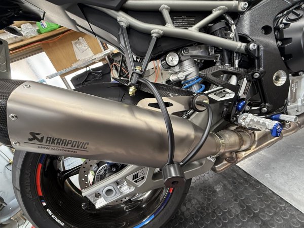 画像1: BMW　M1000R「S1000R]用　マフラーガード (1)